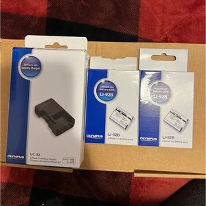 Olympus battery charger and rechargeable batteries